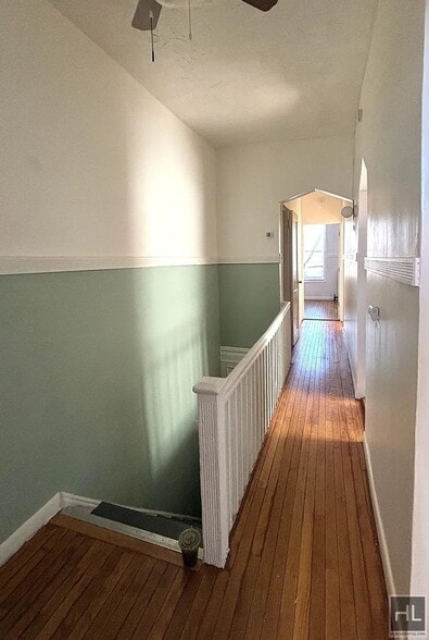 Building Photo - 3BR 1BA Top Floor Brick Townhouse w/ Commu...