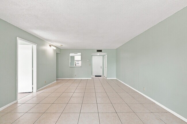 Building Photo - 950 NW 80th Ave