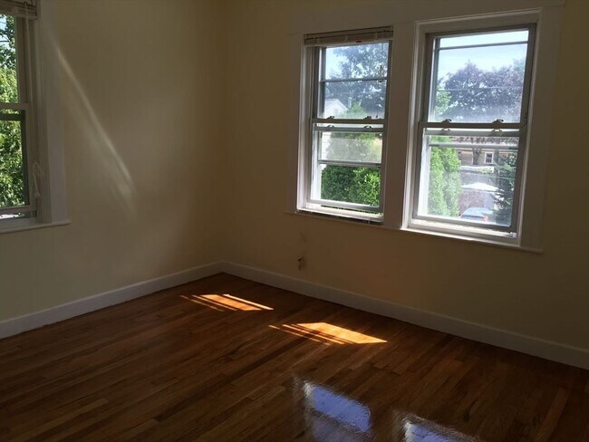Building Photo - 106 Bright St