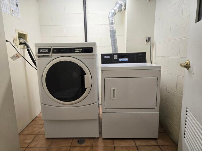 Building Photo - 55 Clinton Pl