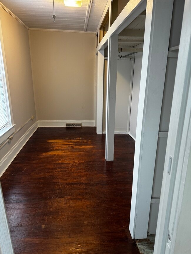 Building Photo - 512 S Zion St