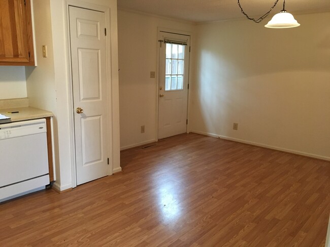 Building Photo - Radford 3 Br/2 Ba, Available July 10th