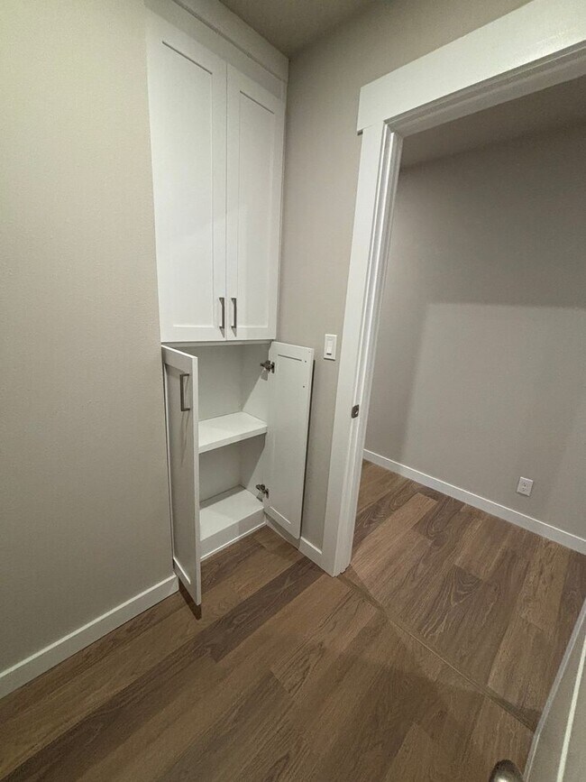 Building Photo - Beautiful New Duplex!