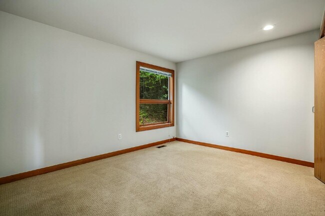 Building Photo - Outstanding Lake Sammamish Views. Private ...