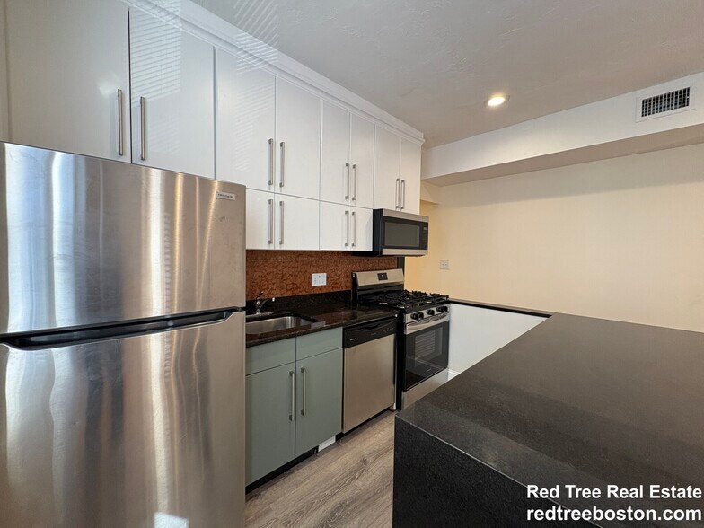 Building Photo - 73 Thatcher St