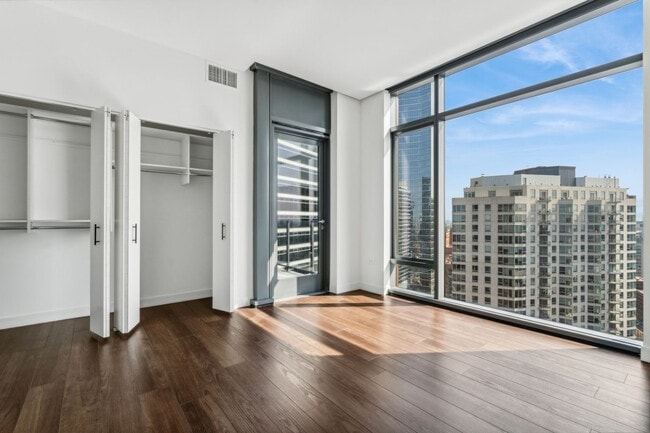 Building Photo - 350 N Canal St