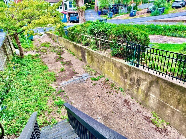 Building Photo - Spacious 6 bedroom 3.5 bath Tudor Townhouse w/Deck close to Georgetown University & Hospital