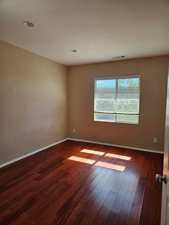 Building Photo - 5 BEDROOM OAK HILLS / HESPERIA HOME