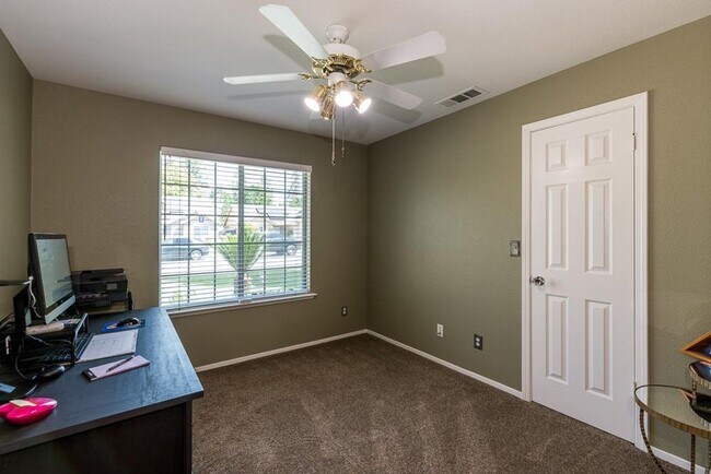 Building Photo - Updated 3/2 Cambridge Near Clovis North