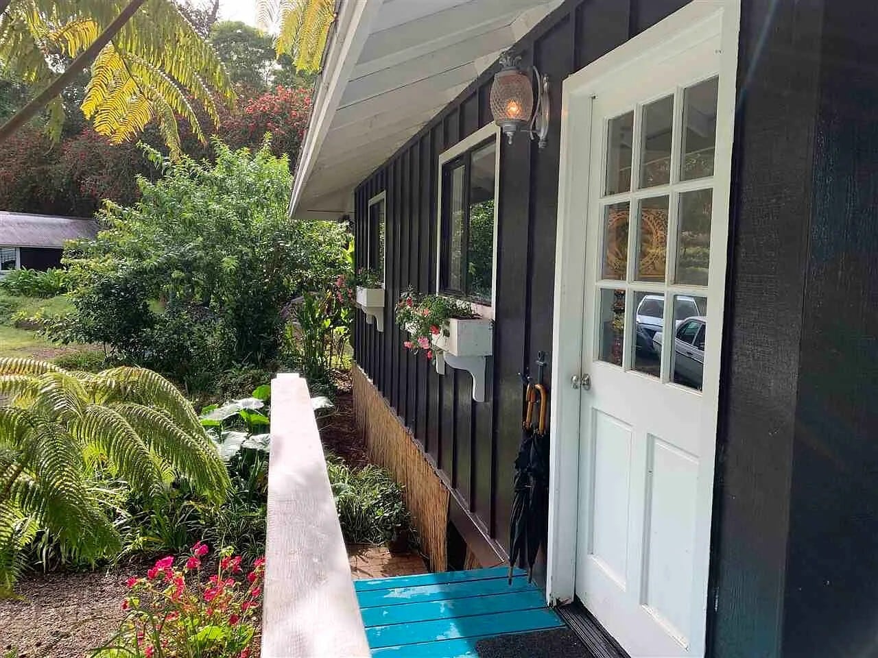 Side entry to House - 2190 Piiholo Rd