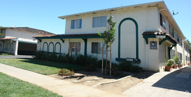 Primary Photo - 710-712 Richmond Ave