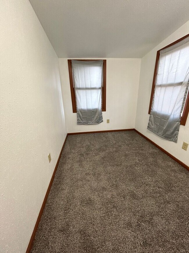 Building Photo - 3 Bedroom 2 Bathroom Apartment Near Gundersen