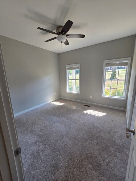 Building Photo - 2230 Evergreen Dr