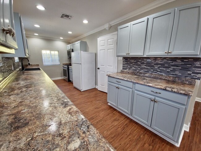 Building Photo - Spacious 3/2 home in South Austin