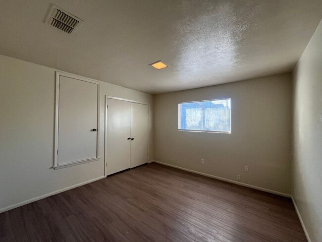 Building Photo - Southside Duplex w/ Two Car Garage