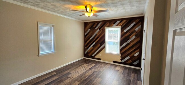 Building Photo - Newly Remodeled House for Rent in Shrewsbury!
