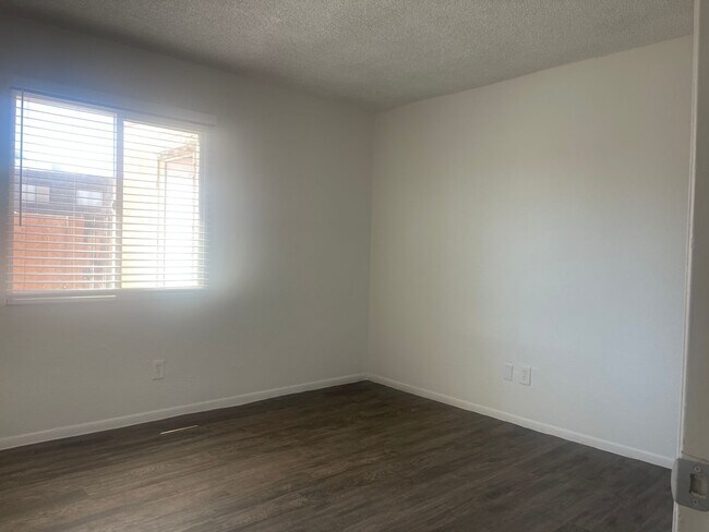 Building Photo - 48th St and Broadway,Single story 2 bed, 1...