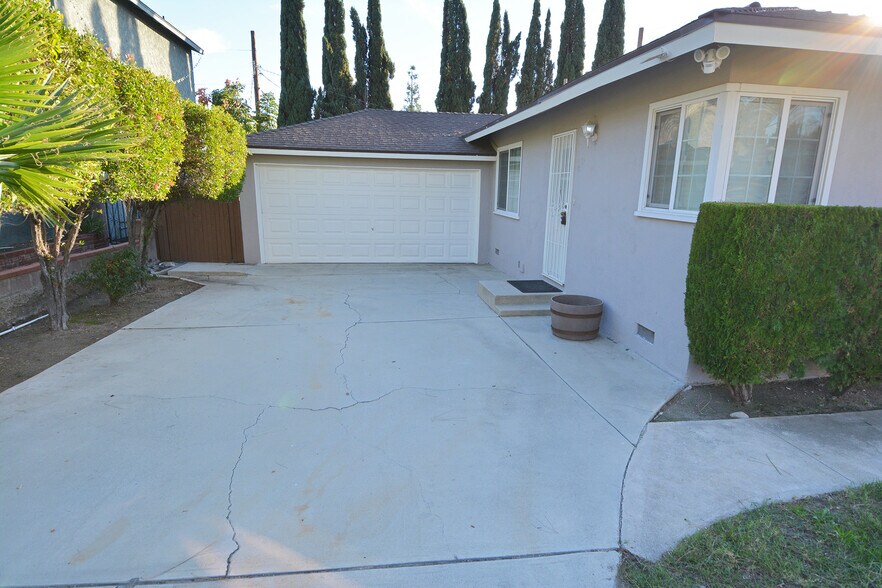 Building Photo - 9966 Glencrest Cir