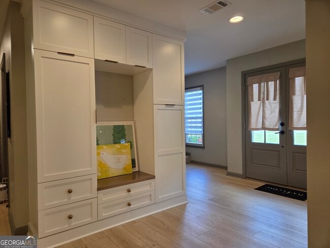 Building Photo - 215 Calgary Dr