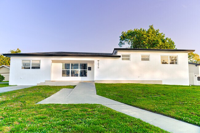 Building Photo - 1070 NW 193rd St