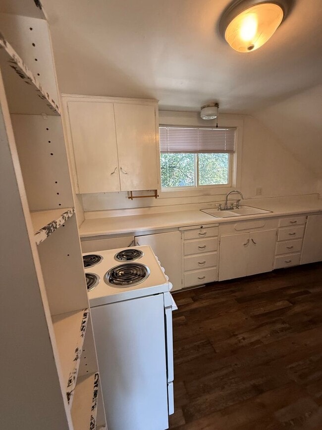 Building Photo - 424 S Grape St