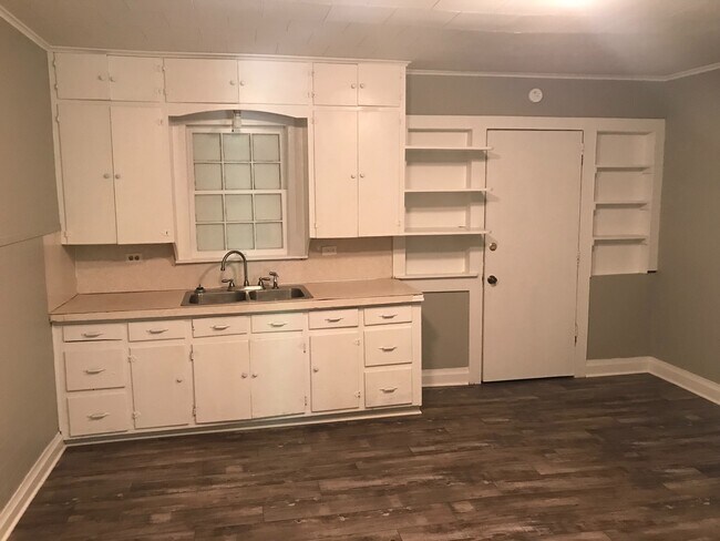 Building Photo - AVAILABLE NOW!