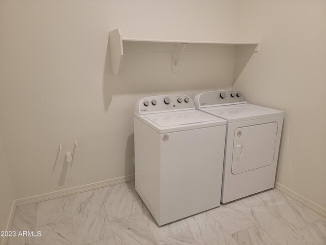 Building Photo - 240 E Shamrock Dr