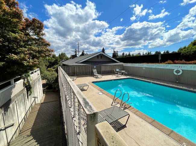 Building Photo - Bellevue Square Ground Floor 2 Bedroom Condo