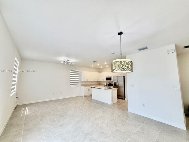 Building Photo - 2600 SE 25th St