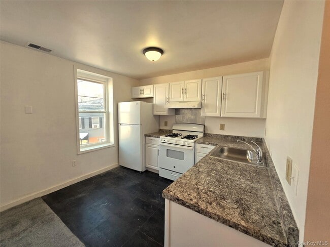 Building Photo - 8 Main St