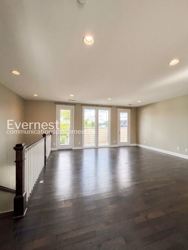 Building Photo - Spacious 3-Bed/3.5 Bath Townhome/ Available Now!