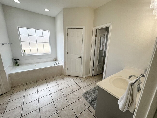 Building Photo - Beautiful Keene Home - 5 Bedroom, 2.5 Bath