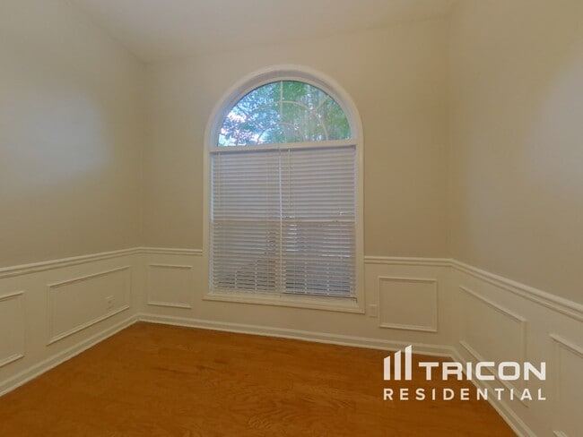 Building Photo - 437 Eglington Tr