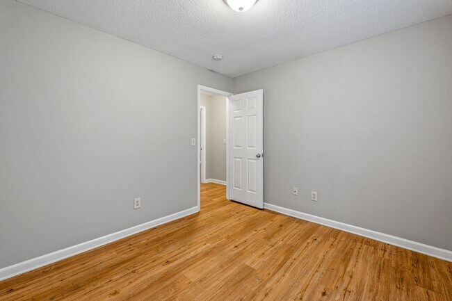 Building Photo - SW - Like New Home, Vaulted LR Ceiling, Fire Place, Wood Flooring, Several Updates!