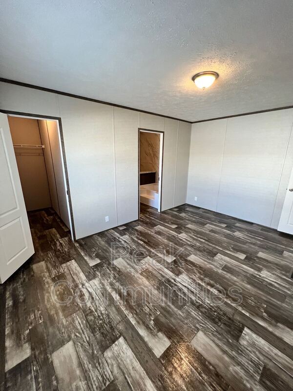 Building Photo - 215 Peach St