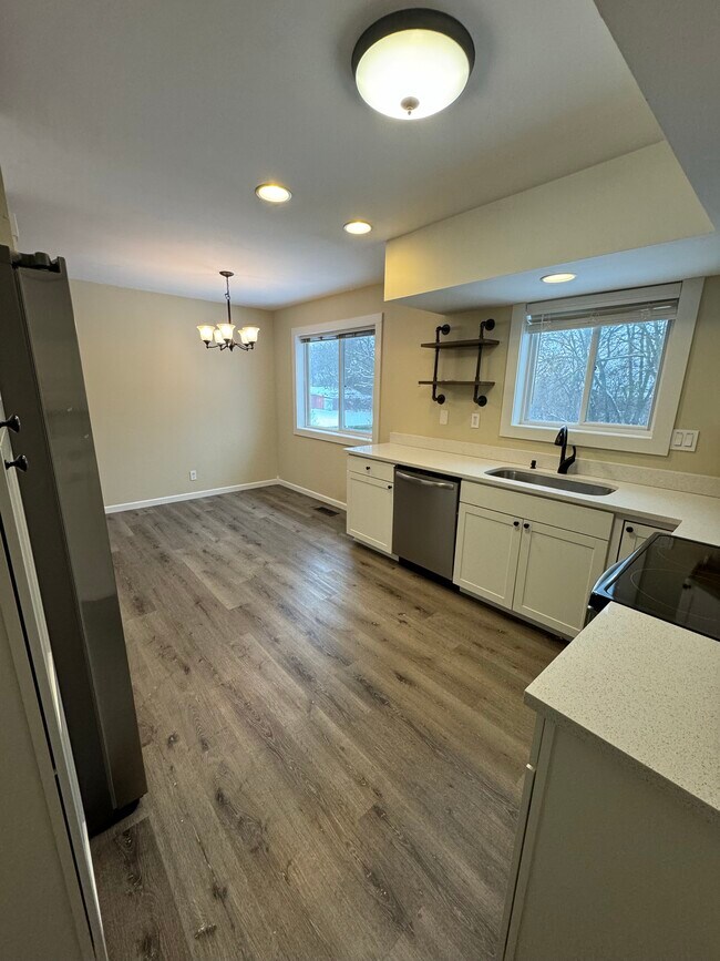 Building Photo - Hillside