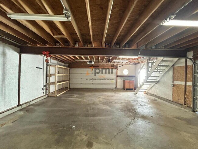 Building Photo - 5107 White Oak Terrace