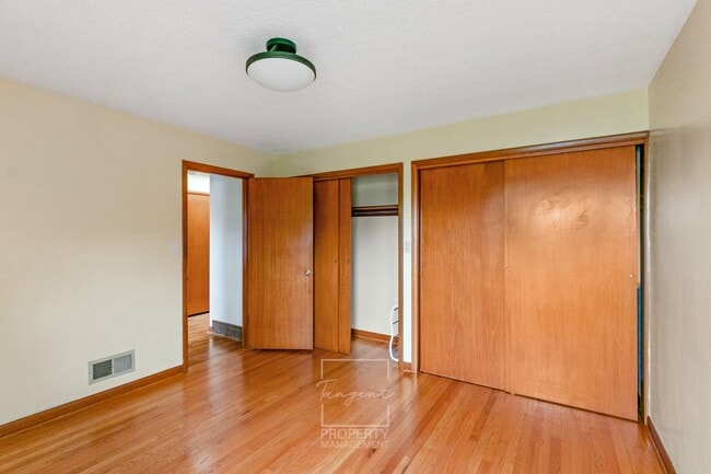 Building Photo - Sunny 4 BR home with lots of space!