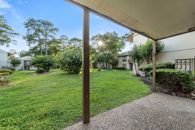 Building Photo - 15919 Golf Club Dr