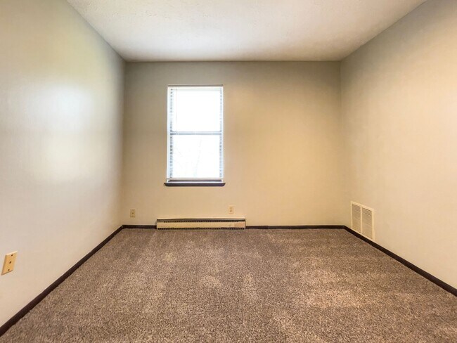 Building Photo - 2213 E Memorial Dr
