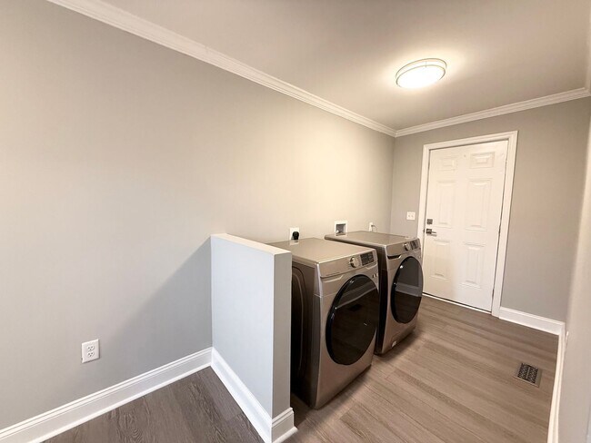 Building Photo - Renovated 2BR Home Minutes from Downtown Hickory – Washer & Dryer Included!