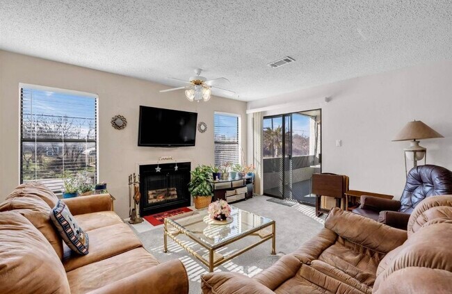 Building Photo - 604 Highcrest Dr