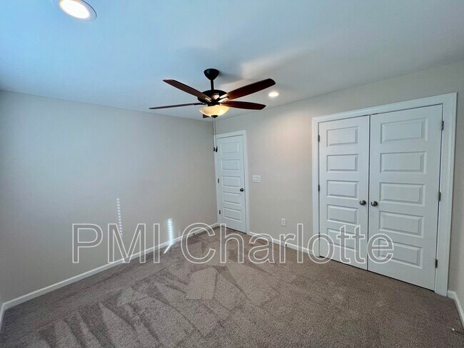 Building Photo - 1135 Overlake Dr