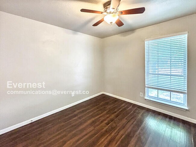 Building Photo - 7203 Barnsdale Way