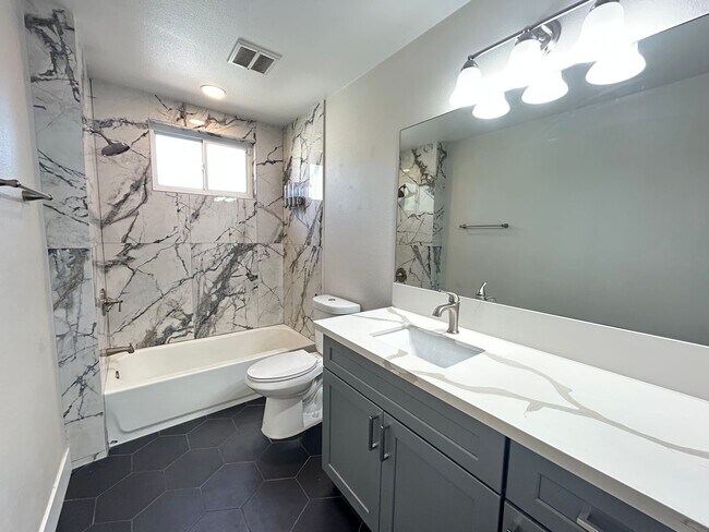 Building Photo - Mid-Century Modern Gem in Historic Paradise Palms!