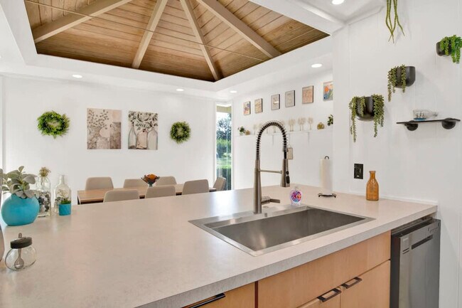 Building Photo - 305 Indian Creek Dr E