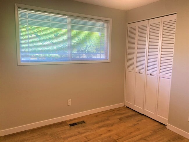 Building Photo - Desirable Cascade Park Location with Many ...