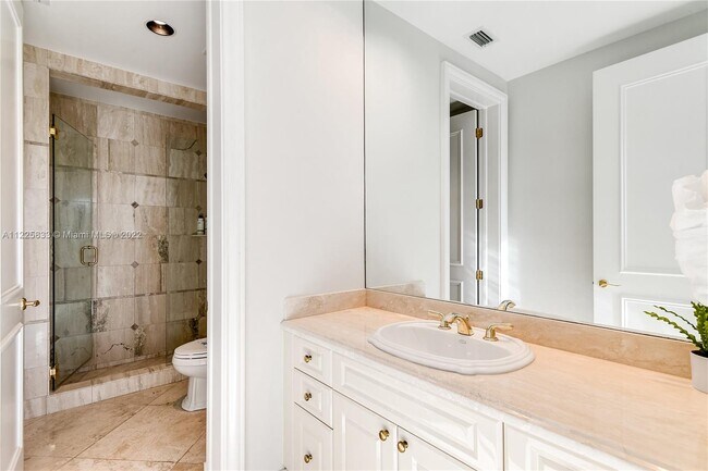 Building Photo - 709 Idlewyld Dr