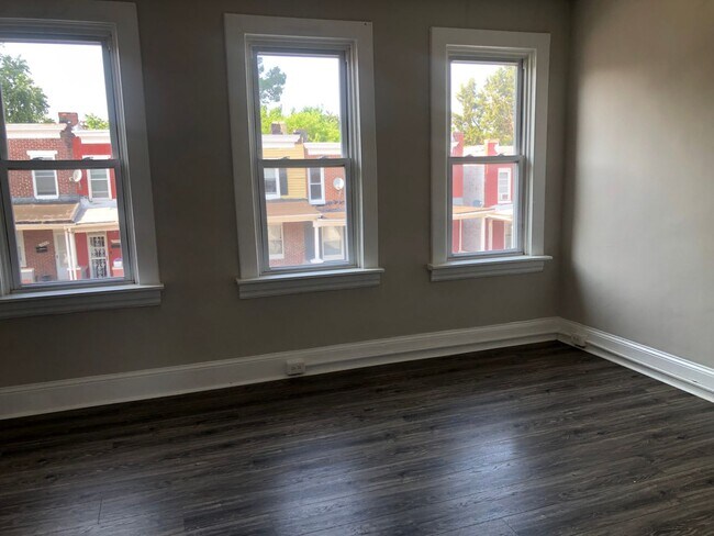 Building Photo - Recently Renovated 3 Bedroom In Mosher for...