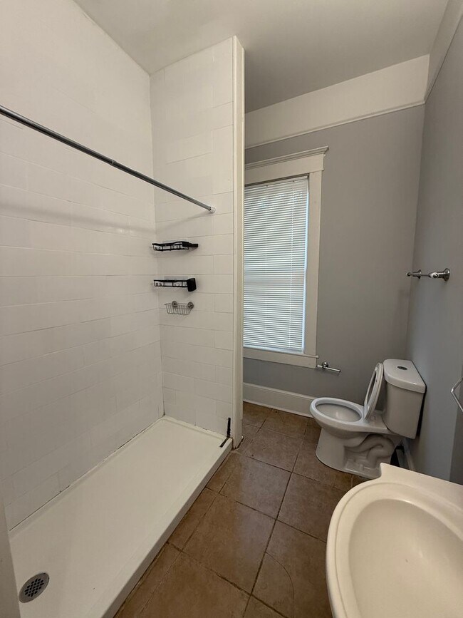 Building Photo - Charming 2-Bedroom Downtown Savannah Home